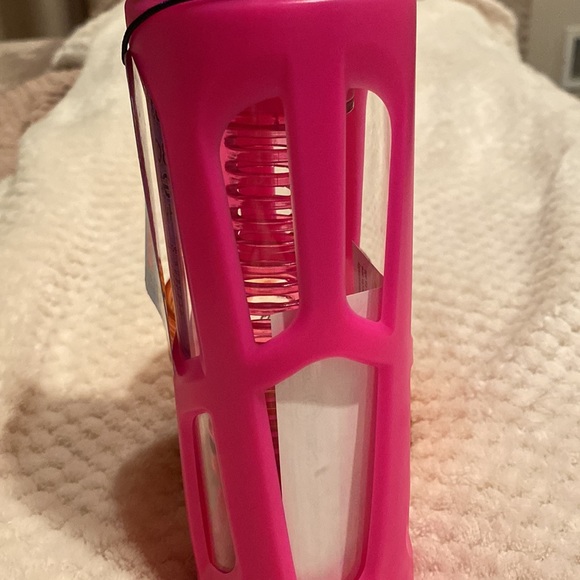 New pink hydration bottle 18 ounce glass bottle with removable fruit/tea infuser - Picture 3 of 3